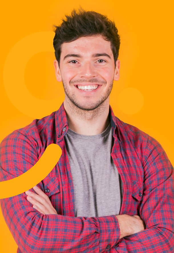 Cliente de Reddo con los brazos cruzados, sonriendo
